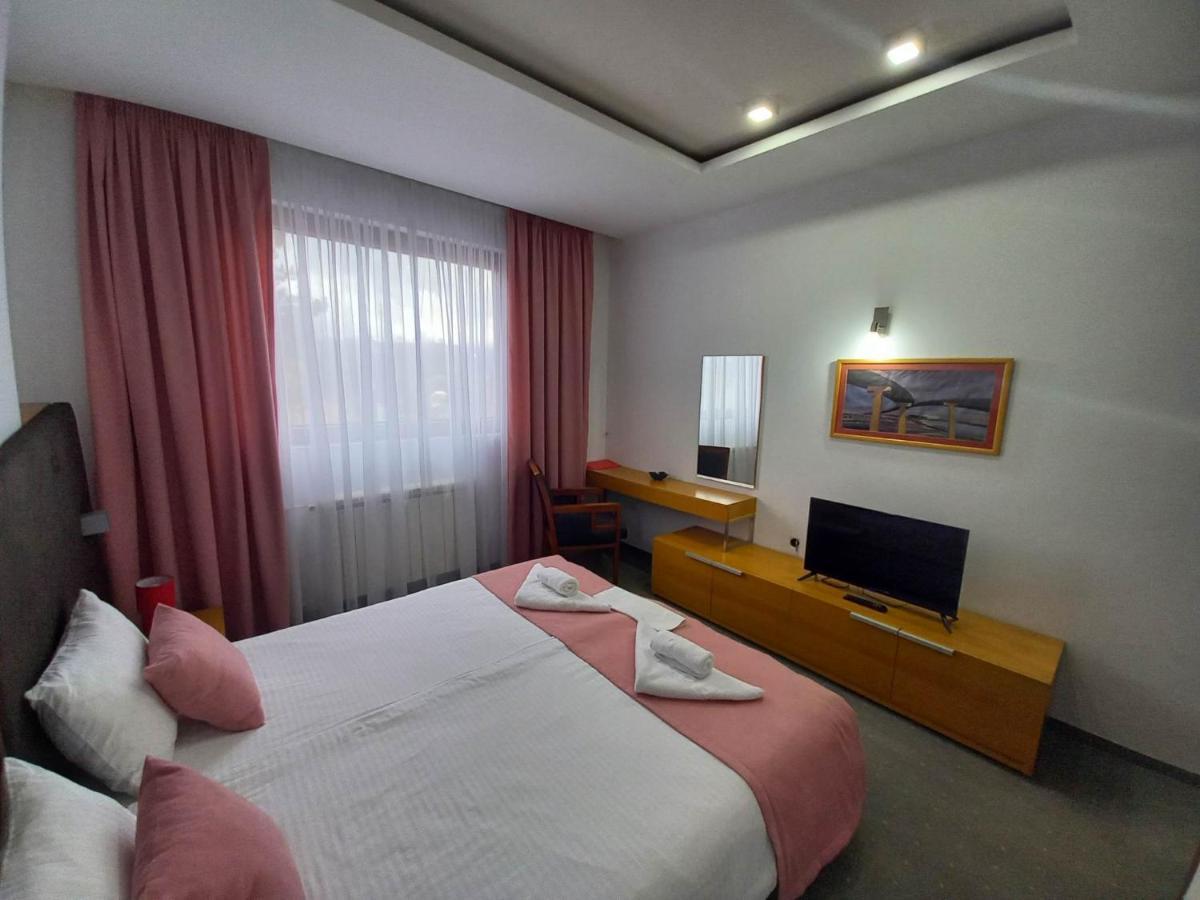Hotel Vukov Most Nikšić Bagian luar foto